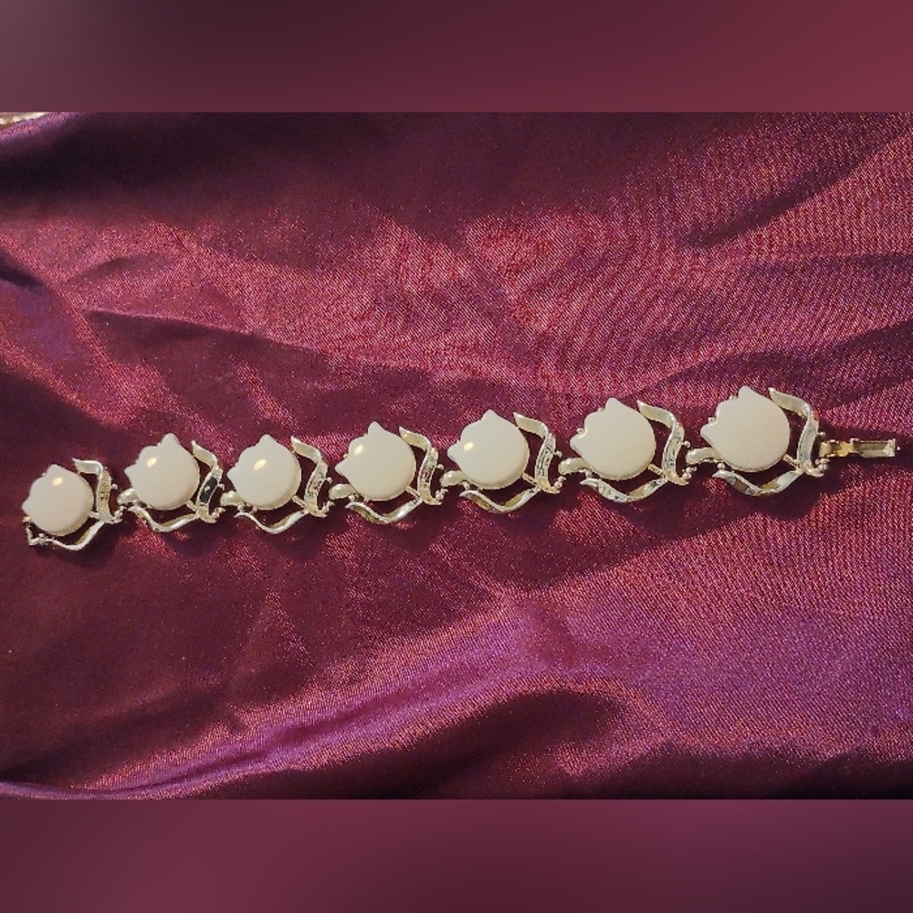 Vintage Signed H & S Thermoset white & Silver Flower Tulip Bracelet